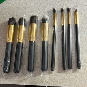 NWOT Set of 8 makeup brushes.